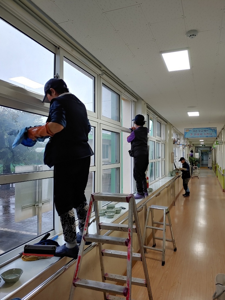 학교 유리창 청소